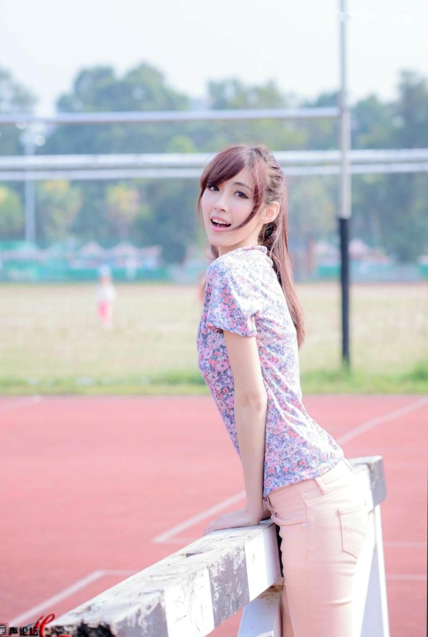 台湾正妹Kila晶晶/金允乔校园美拍:清新纯美针织衫户外写真系列图片