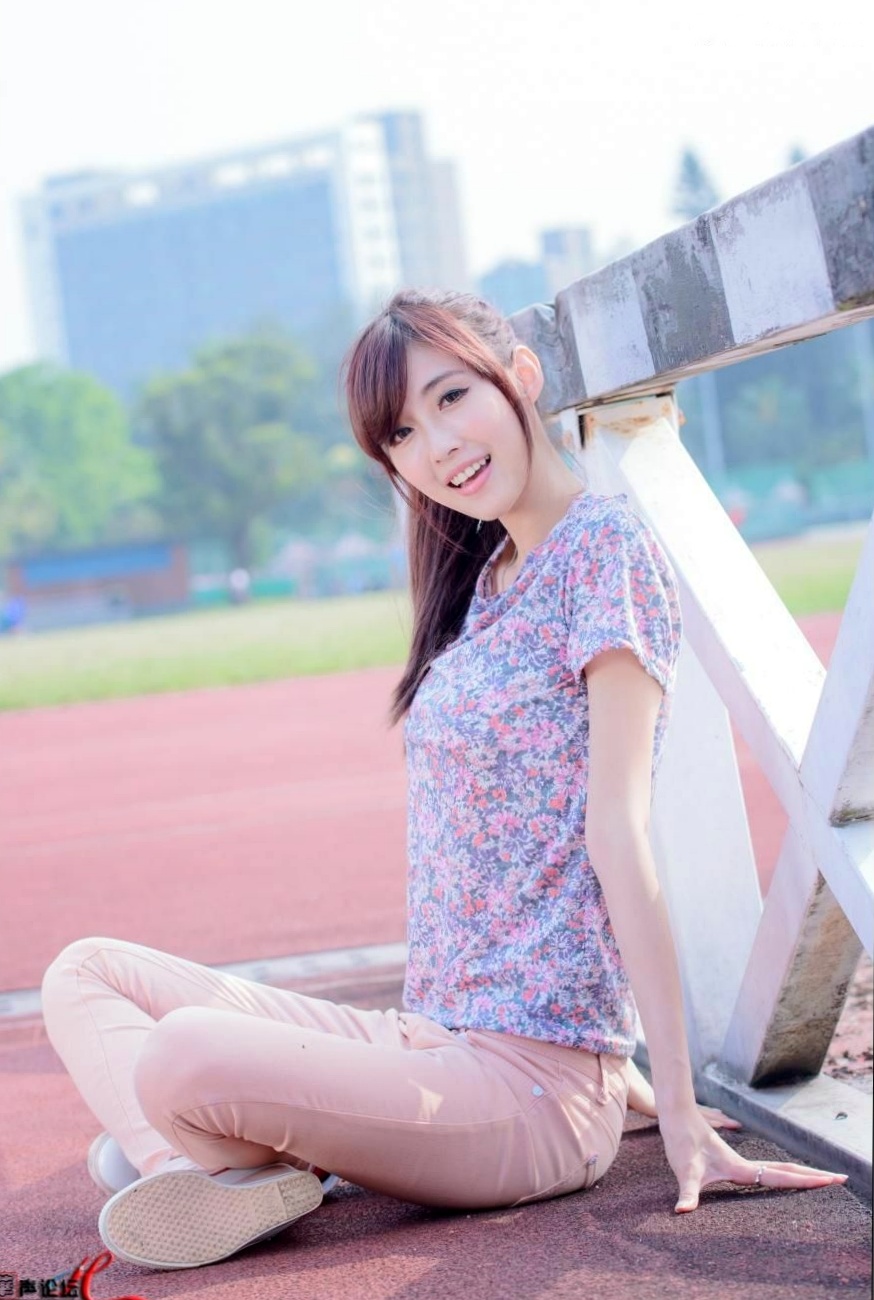 台湾正妹Kila晶晶/金允乔校园美拍:清新纯美针织衫户外写真系列图片