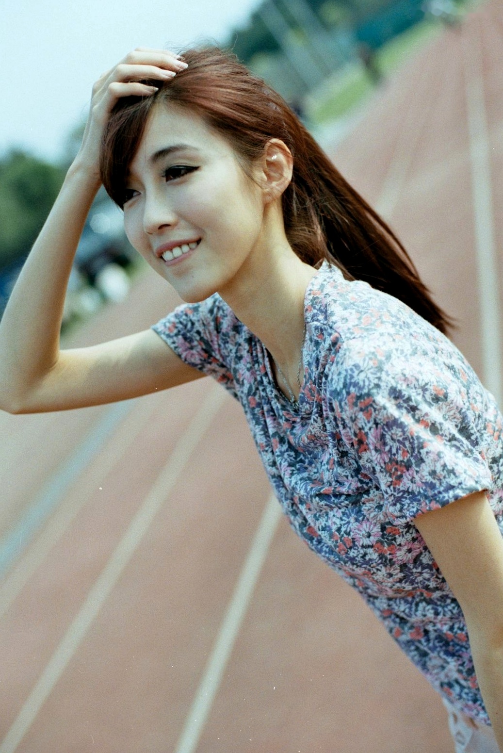 台湾正妹Kila晶晶/金允乔校园美拍:清新纯美针织衫户外写真系列图片