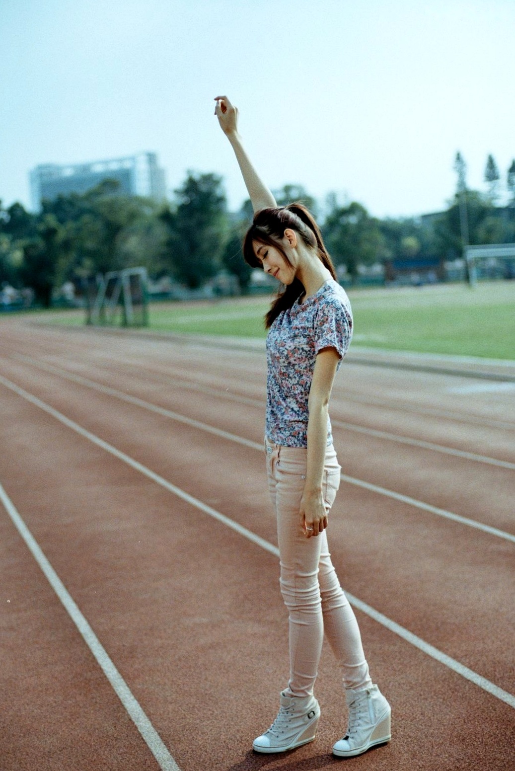 台湾正妹Kila晶晶/金允乔校园美拍:清新纯美针织衫户外写真系列图片