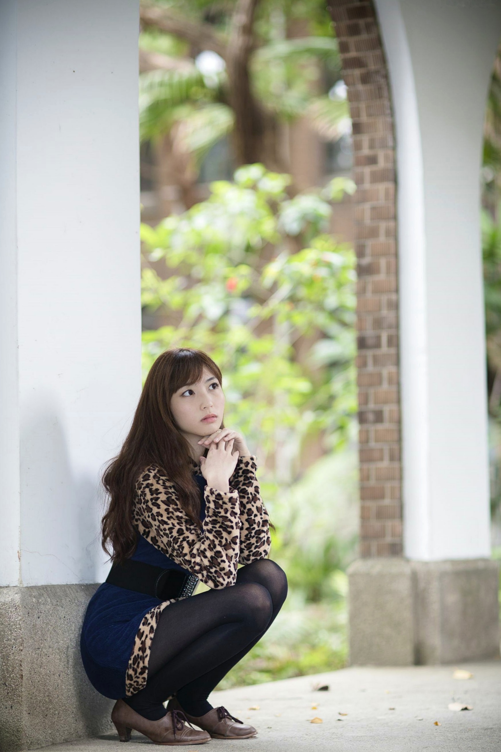 台湾正妹艾薇《台大外拍》清新校园生活写真,治愈系甜美邻家女孩户外花径美拍