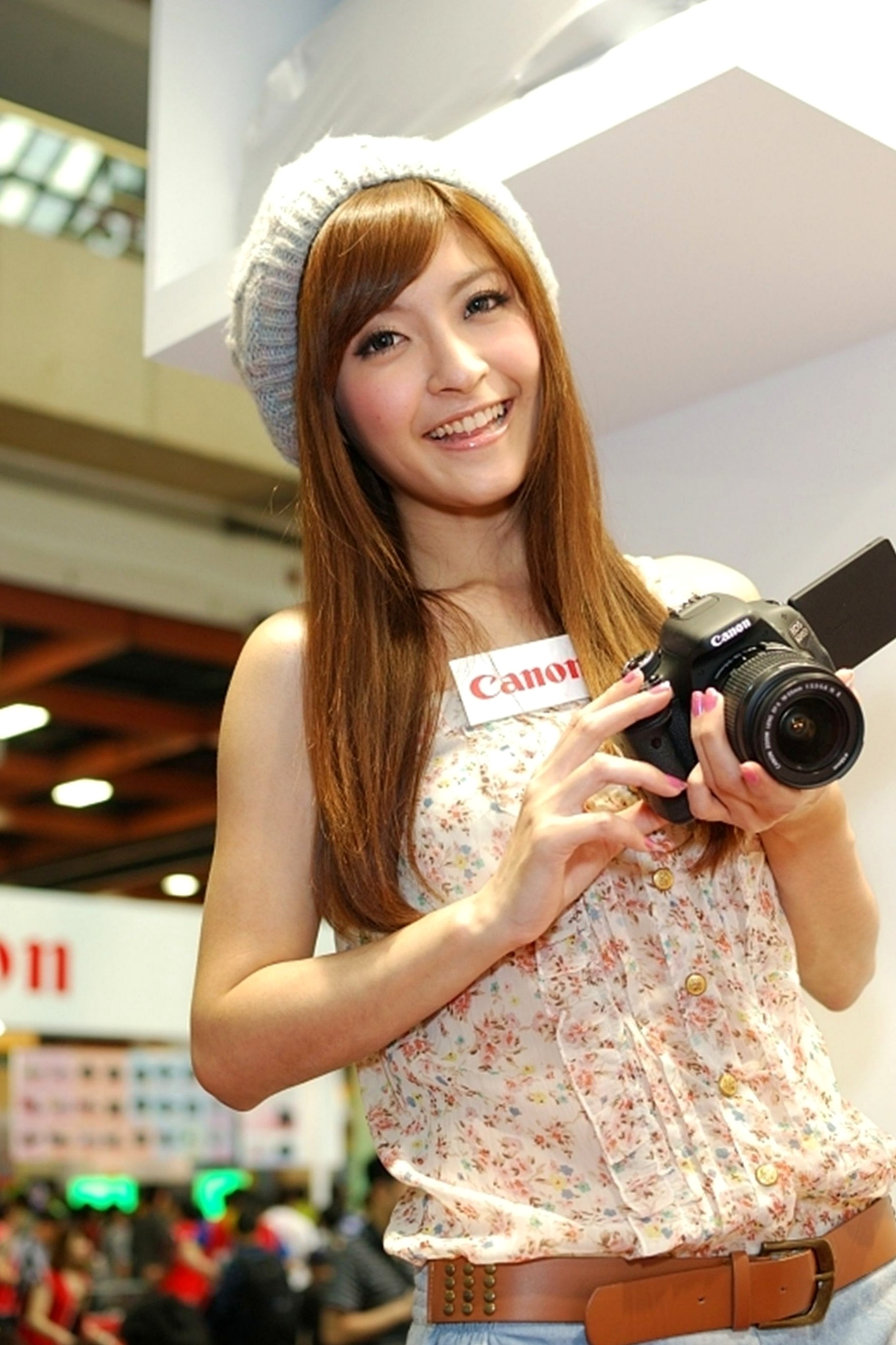台湾正妹蓓蓓《春季电脑展》Showgirl写真集:清纯甜美,笑容治愈