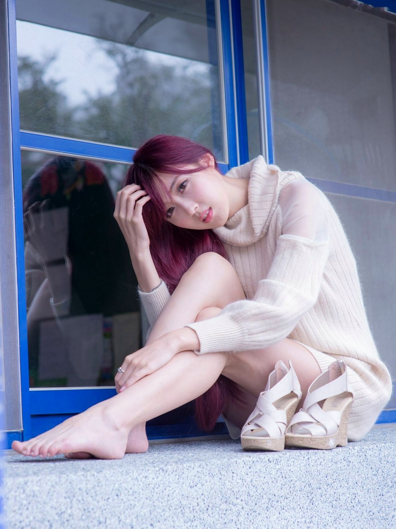 台湾正妹Kila晶晶廖挺伶户外街拍写真,暖系米白针织衫搭配红发,清纯甜美治愈系风格