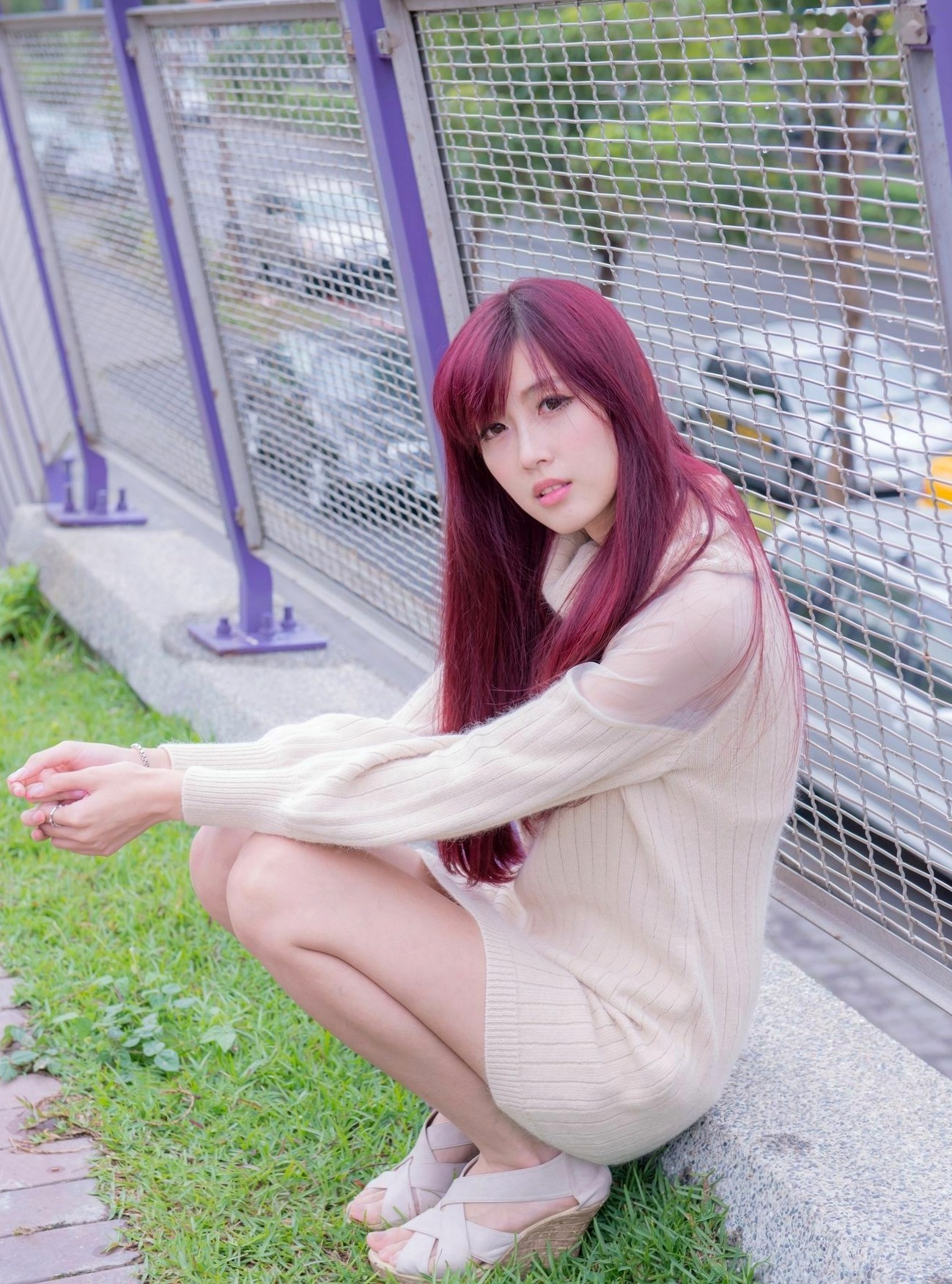 台湾正妹Kila晶晶廖挺伶户外街拍写真,暖系米白针织衫搭配红发,清纯甜美治愈系风格