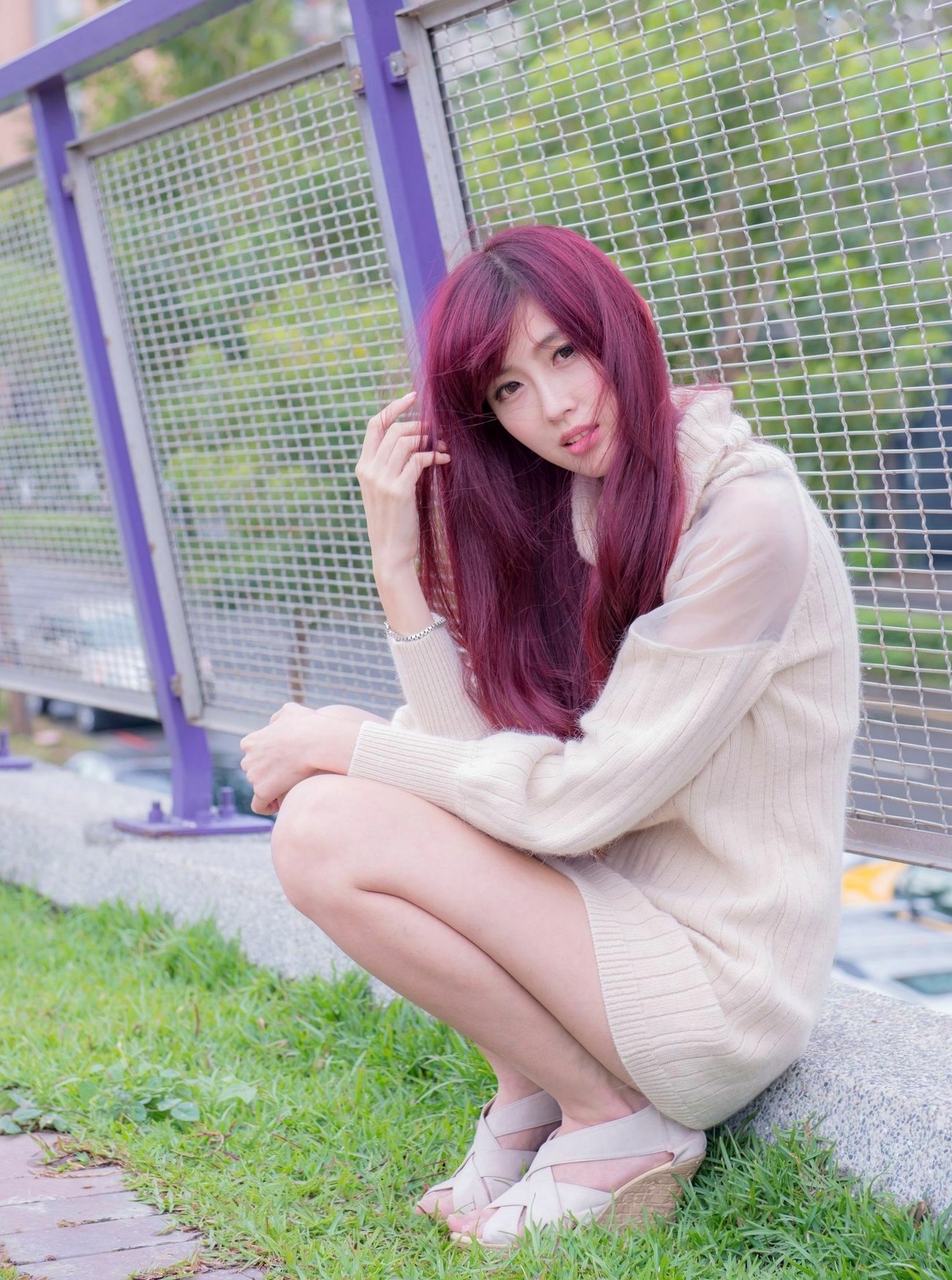 台湾正妹Kila晶晶廖挺伶户外街拍写真,暖系米白针织衫搭配红发,清纯甜美治愈系风格