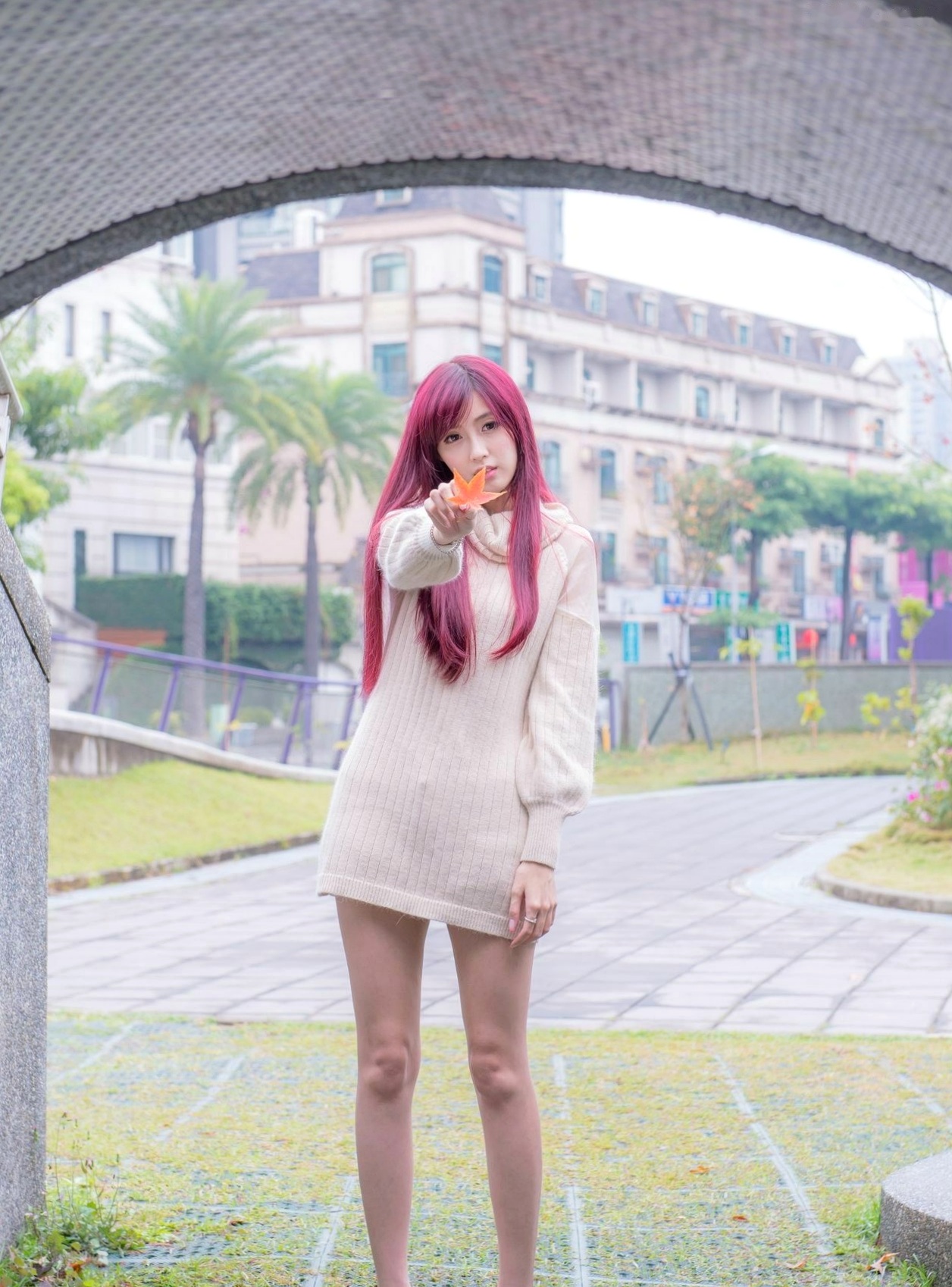 台湾正妹Kila晶晶廖挺伶户外街拍写真,暖系米白针织衫搭配红发,清纯甜美治愈系风格