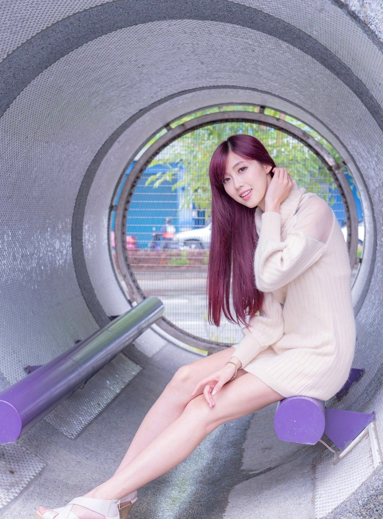 台湾正妹Kila晶晶廖挺伶户外街拍写真,暖系米白针织衫搭配红发,清纯甜美治愈系风格