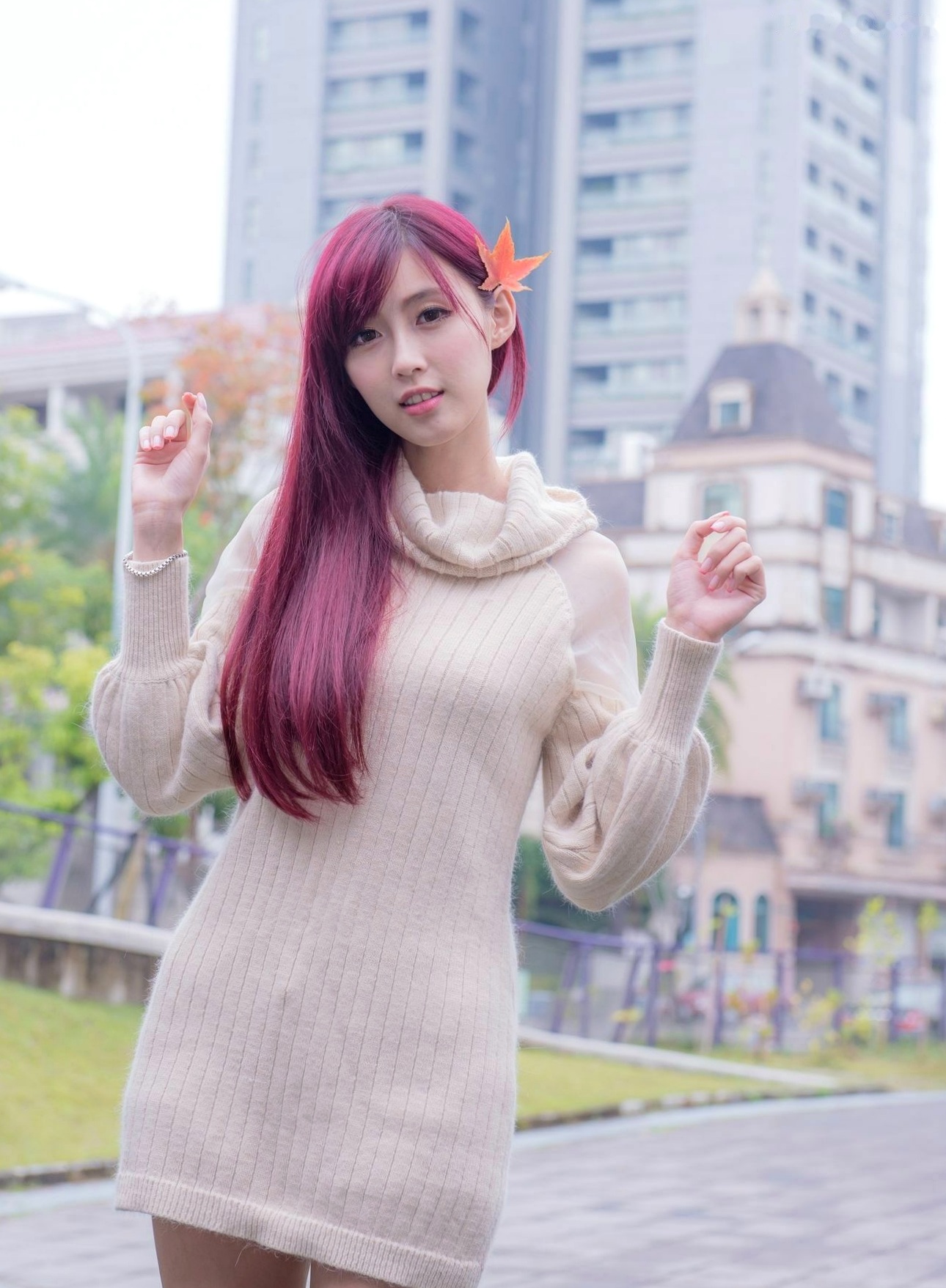台湾正妹Kila晶晶廖挺伶户外街拍写真,暖系米白针织衫搭配红发,清纯甜美治愈系风格