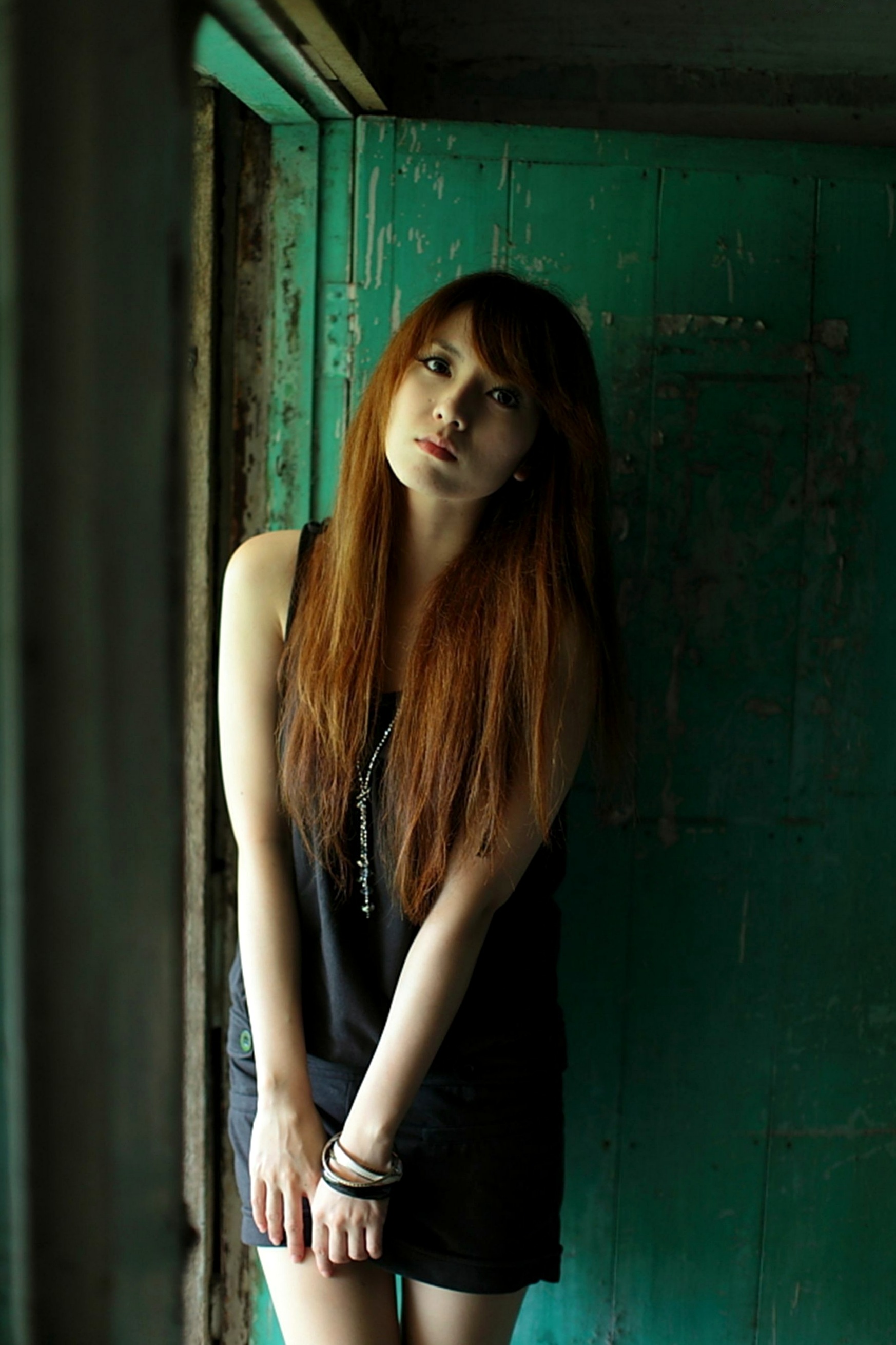 台湾美女小静《农场初夏田园风光》清新私房写真集,古旧建筑背景下的文艺气质美女,初夏田野间的治愈系视觉盛宴