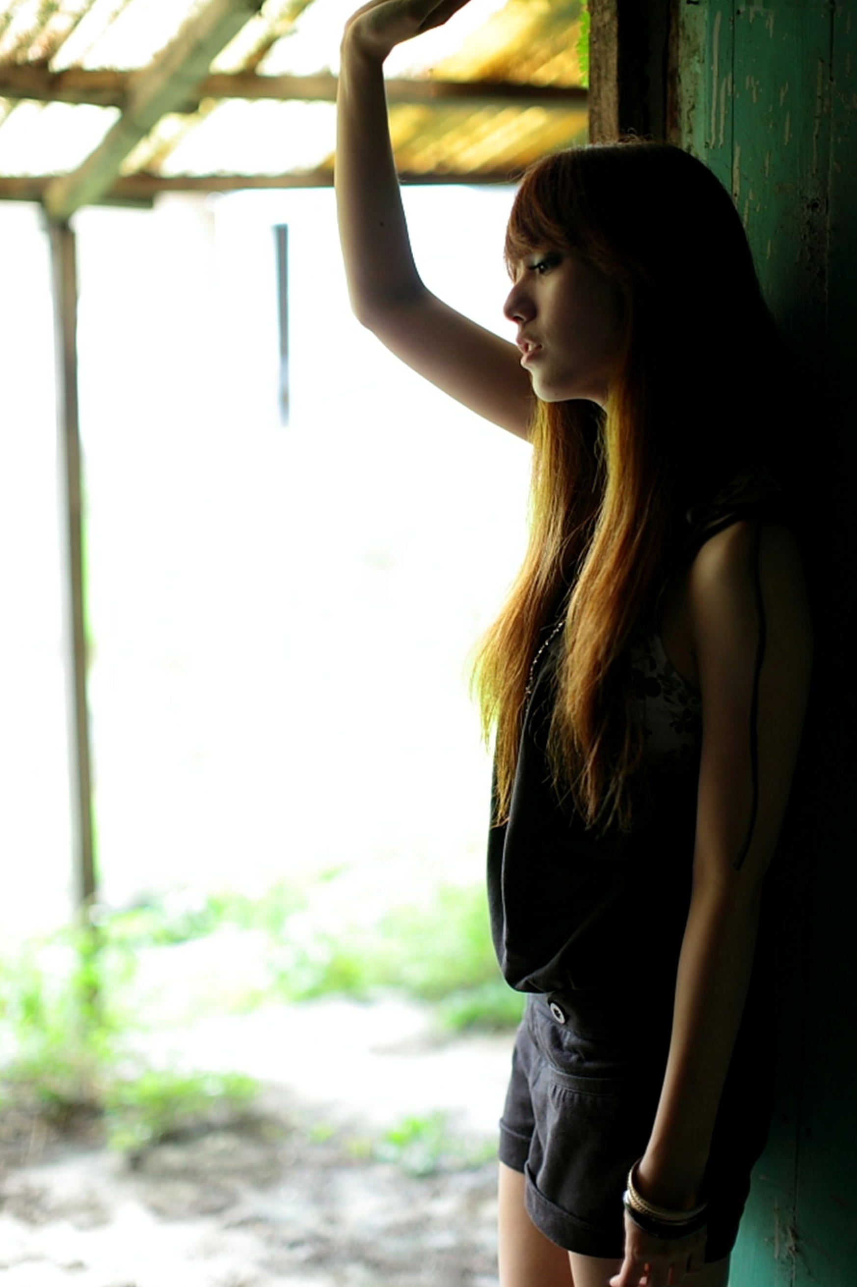 台湾美女小静《农场初夏田园风光》清新私房写真集,古旧建筑背景下的文艺气质美女,初夏田野间的治愈系视觉盛宴