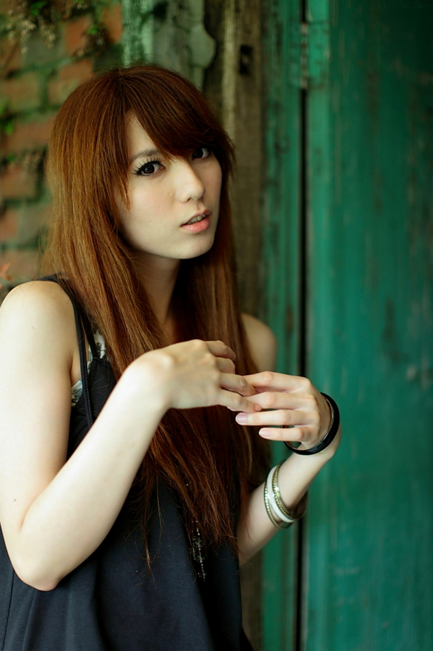 台湾美女小静《农场初夏田园风光》清新私房写真集,古旧建筑背景下的文艺气质美女,初夏田野间的治愈系视觉盛宴