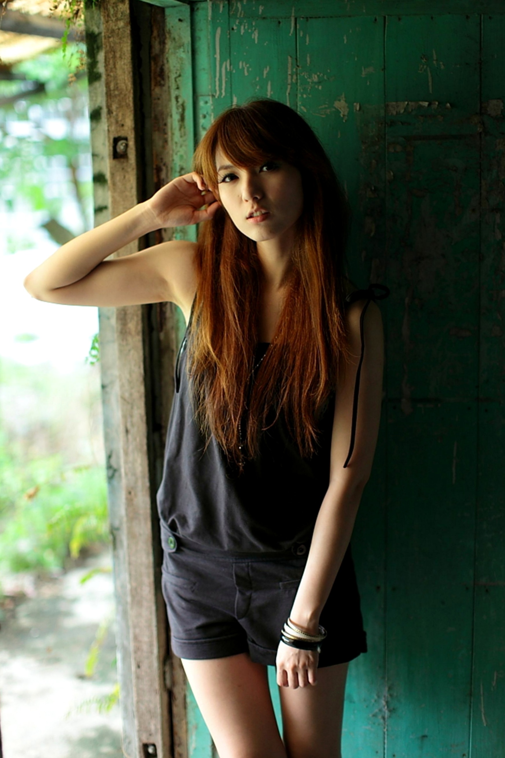 台湾美女小静《农场初夏田园风光》清新私房写真集,古旧建筑背景下的文艺气质美女,初夏田野间的治愈系视觉盛宴