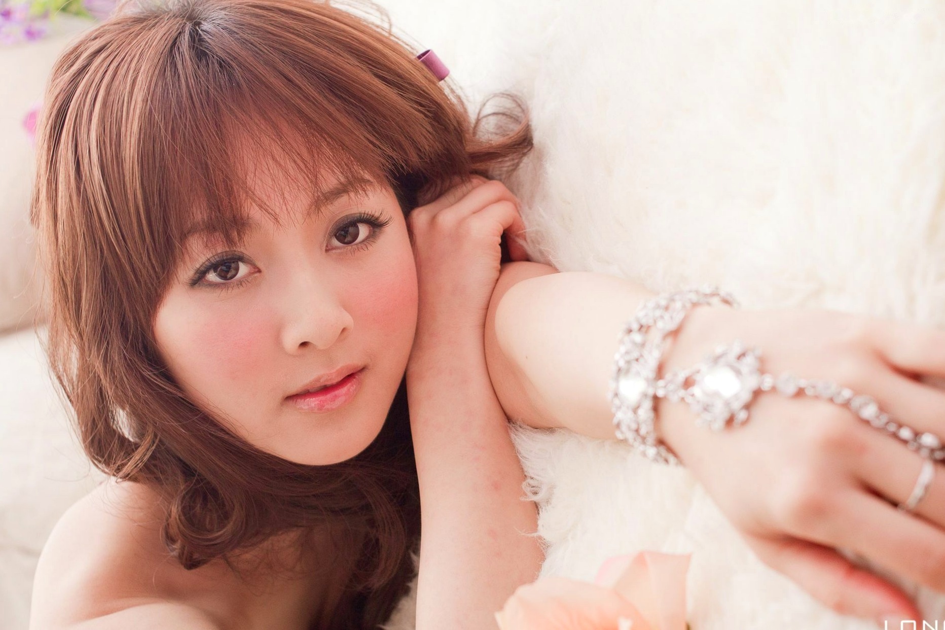 台湾正妹张凯洁高清写真:唯美婚纱与华丽礼服棚拍,尽显清新脱俗优雅气质