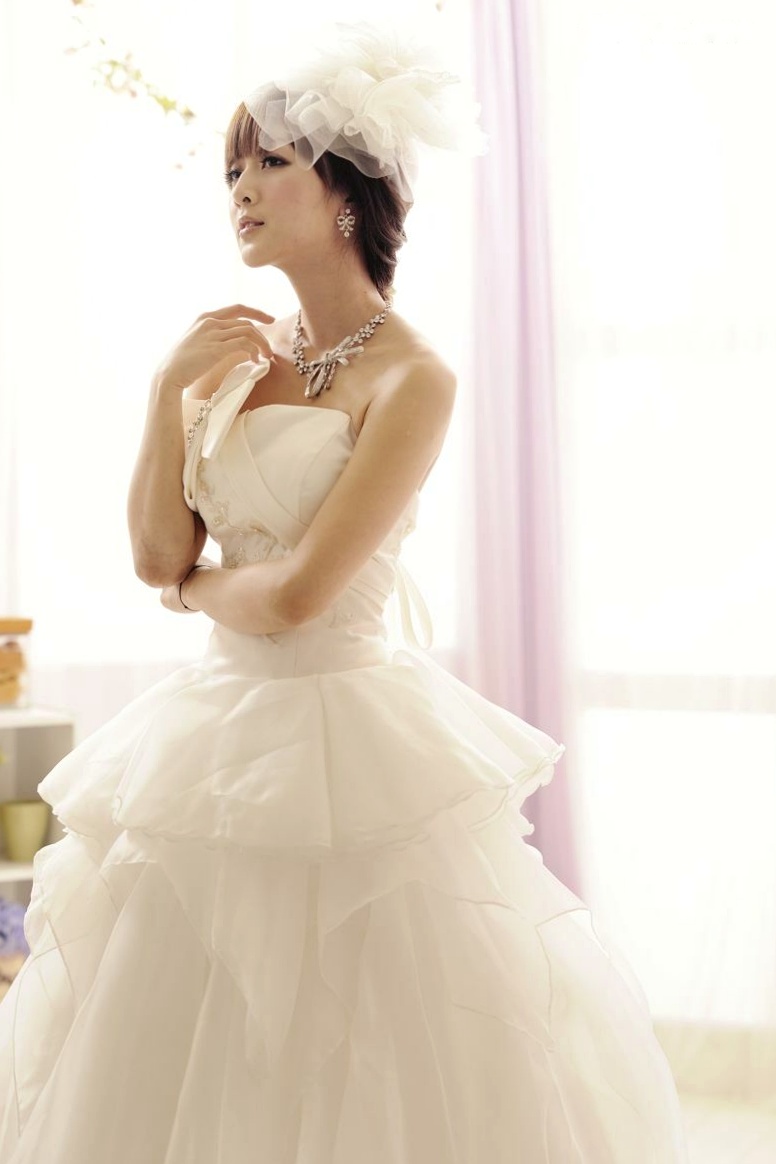 台湾正妹张凯洁高清写真:唯美婚纱与华丽礼服棚拍,尽显清新脱俗优雅气质