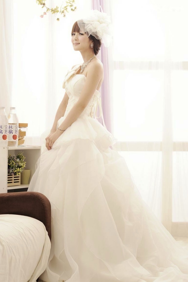 台湾正妹张凯洁高清写真:唯美婚纱与华丽礼服棚拍,尽显清新脱俗优雅气质