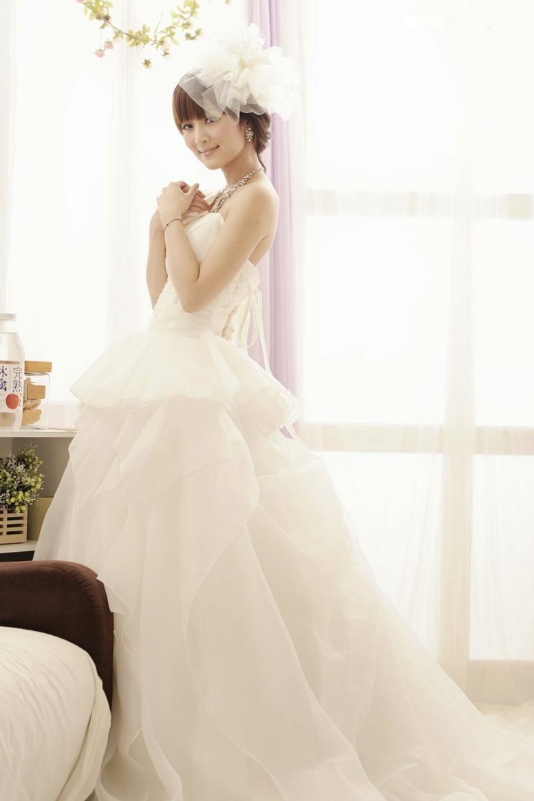 台湾正妹张凯洁高清写真:唯美婚纱与华丽礼服棚拍,尽显清新脱俗优雅气质