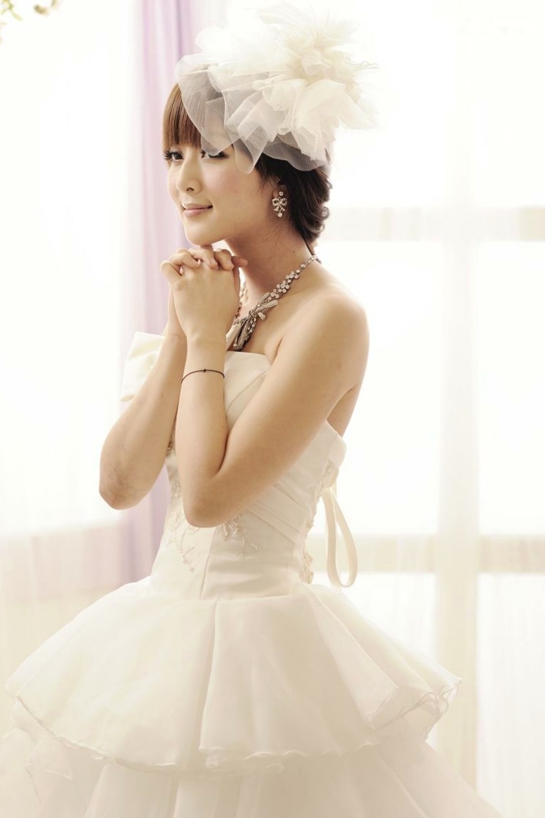 台湾正妹张凯洁高清写真:唯美婚纱与华丽礼服棚拍,尽显清新脱俗优雅气质