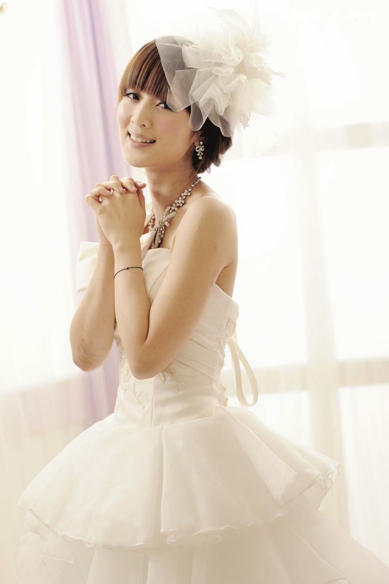 台湾正妹张凯洁高清写真:唯美婚纱与华丽礼服棚拍,尽显清新脱俗优雅气质