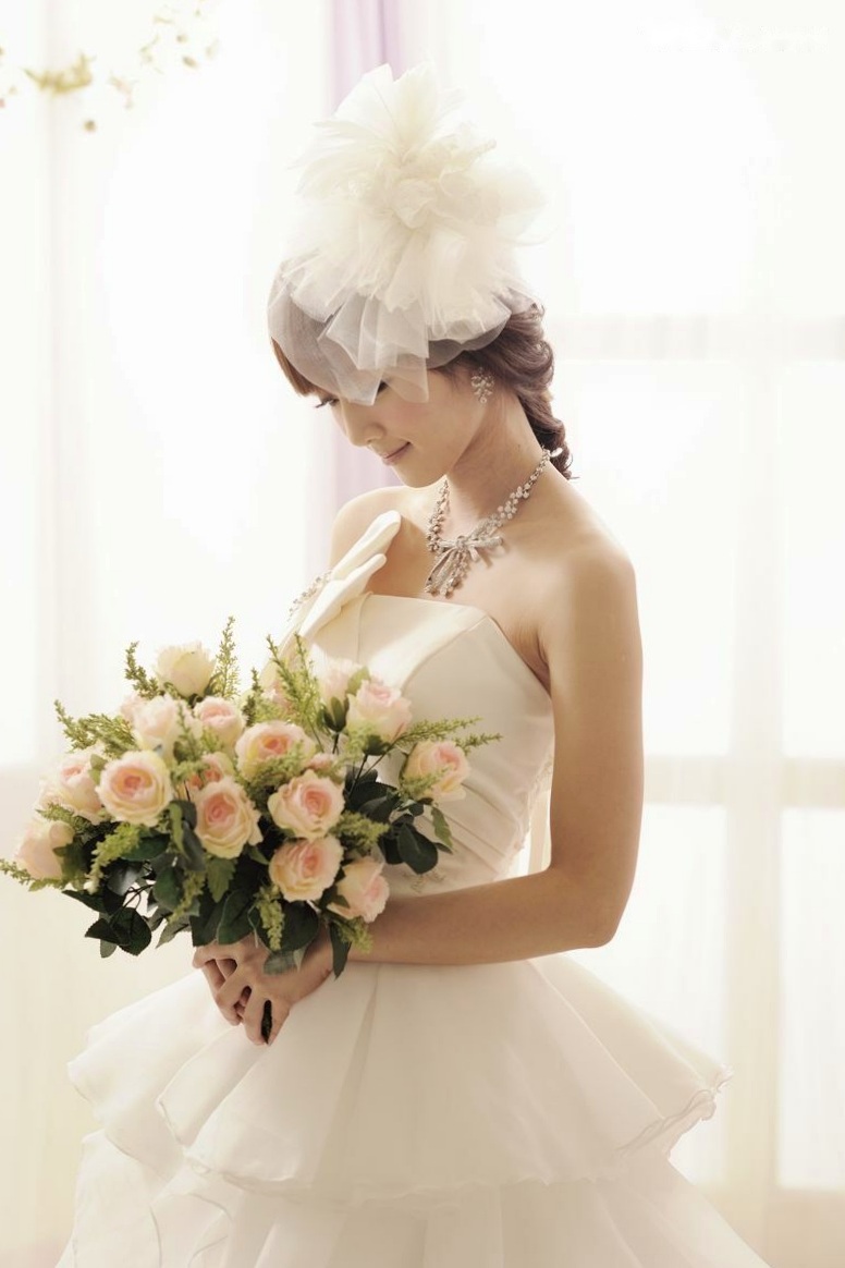 台湾正妹张凯洁高清写真:唯美婚纱与华丽礼服棚拍,尽显清新脱俗优雅气质
