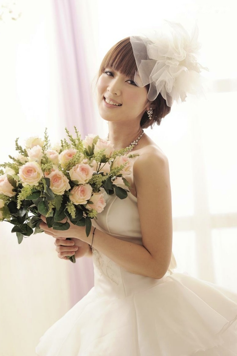 台湾正妹张凯洁高清写真:唯美婚纱与华丽礼服棚拍,尽显清新脱俗优雅气质