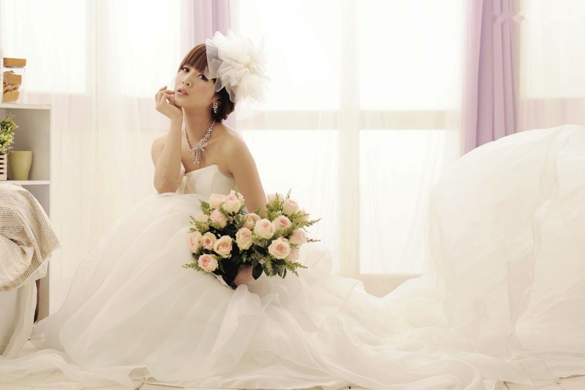 台湾正妹张凯洁高清写真:唯美婚纱与华丽礼服棚拍,尽显清新脱俗优雅气质