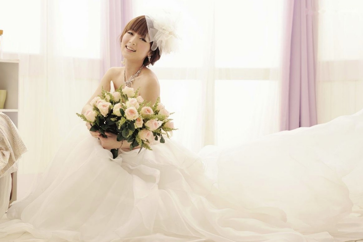 台湾正妹张凯洁高清写真:唯美婚纱与华丽礼服棚拍,尽显清新脱俗优雅气质
