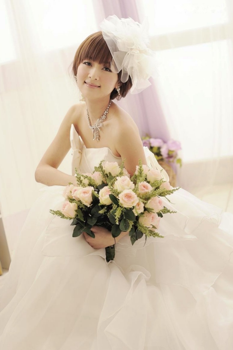 台湾正妹张凯洁高清写真:唯美婚纱与华丽礼服棚拍,尽显清新脱俗优雅气质