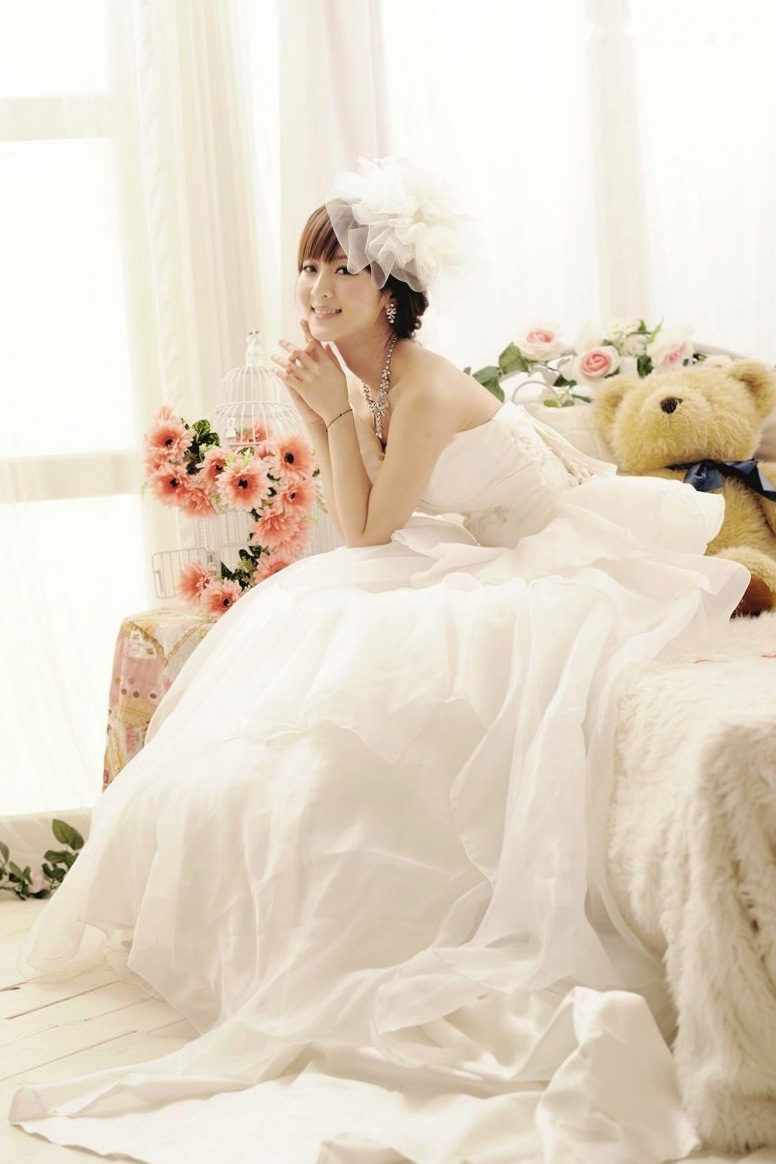 台湾正妹张凯洁高清写真:唯美婚纱与华丽礼服棚拍,尽显清新脱俗优雅气质