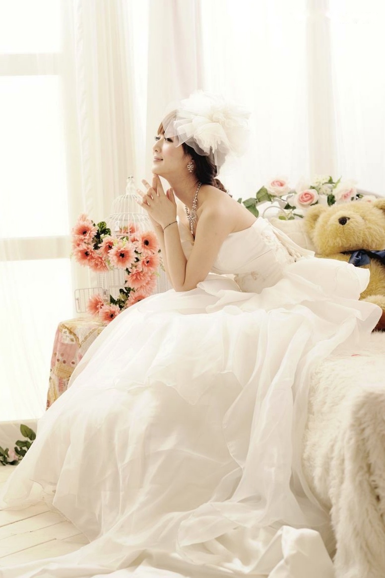 台湾正妹张凯洁高清写真:唯美婚纱与华丽礼服棚拍,尽显清新脱俗优雅气质