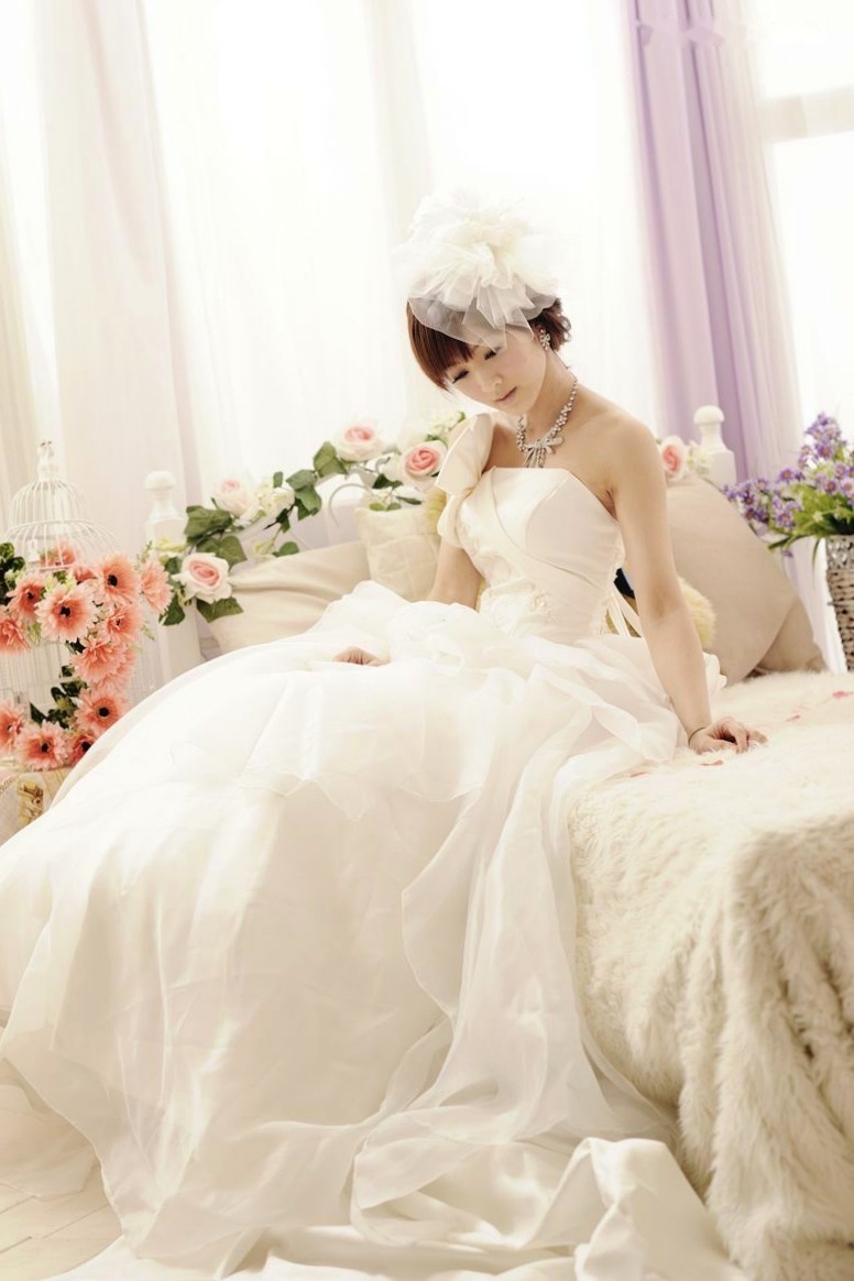 台湾正妹张凯洁高清写真:唯美婚纱与华丽礼服棚拍,尽显清新脱俗优雅气质