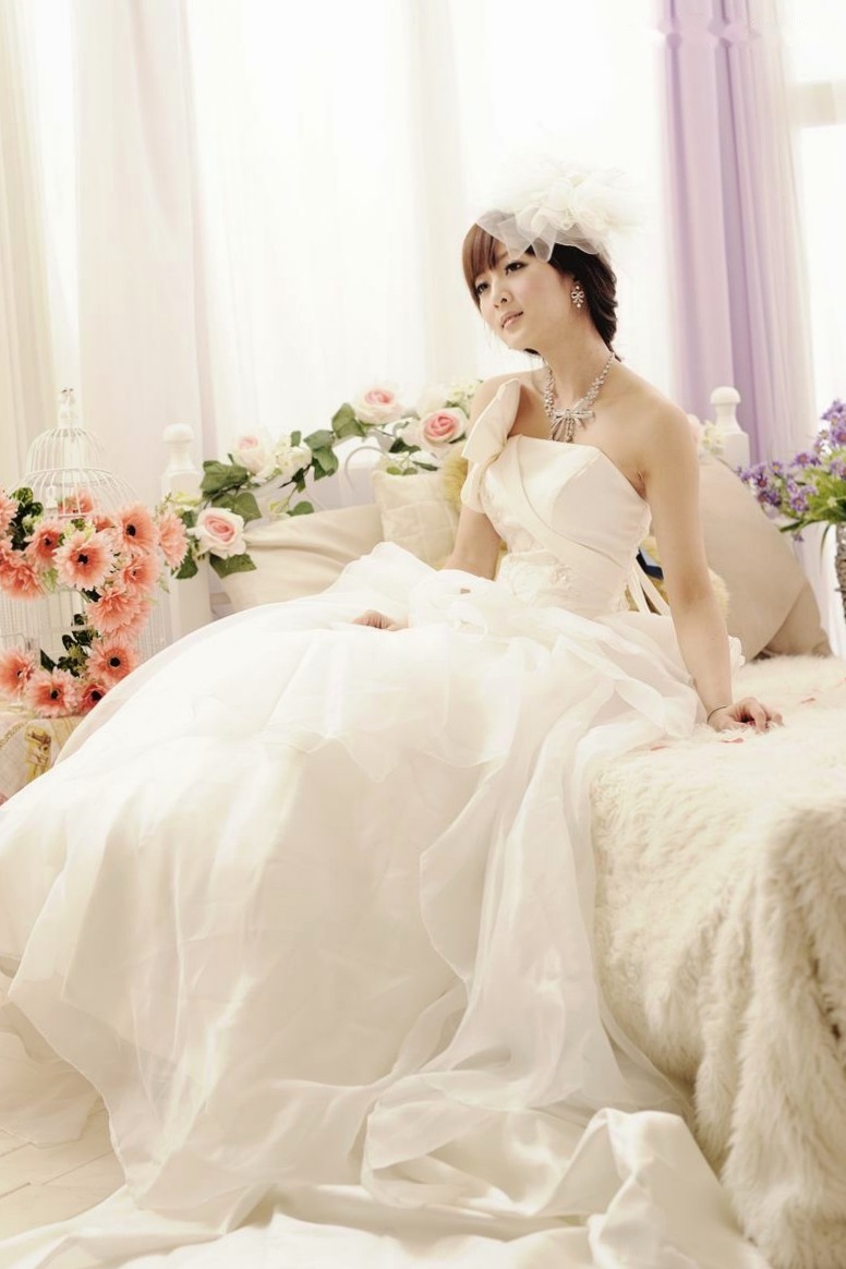 台湾正妹张凯洁高清写真:唯美婚纱与华丽礼服棚拍,尽显清新脱俗优雅气质