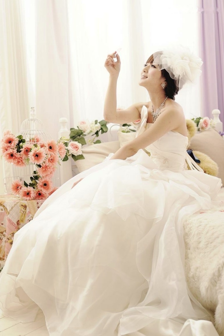 台湾正妹张凯洁高清写真:唯美婚纱与华丽礼服棚拍,尽显清新脱俗优雅气质