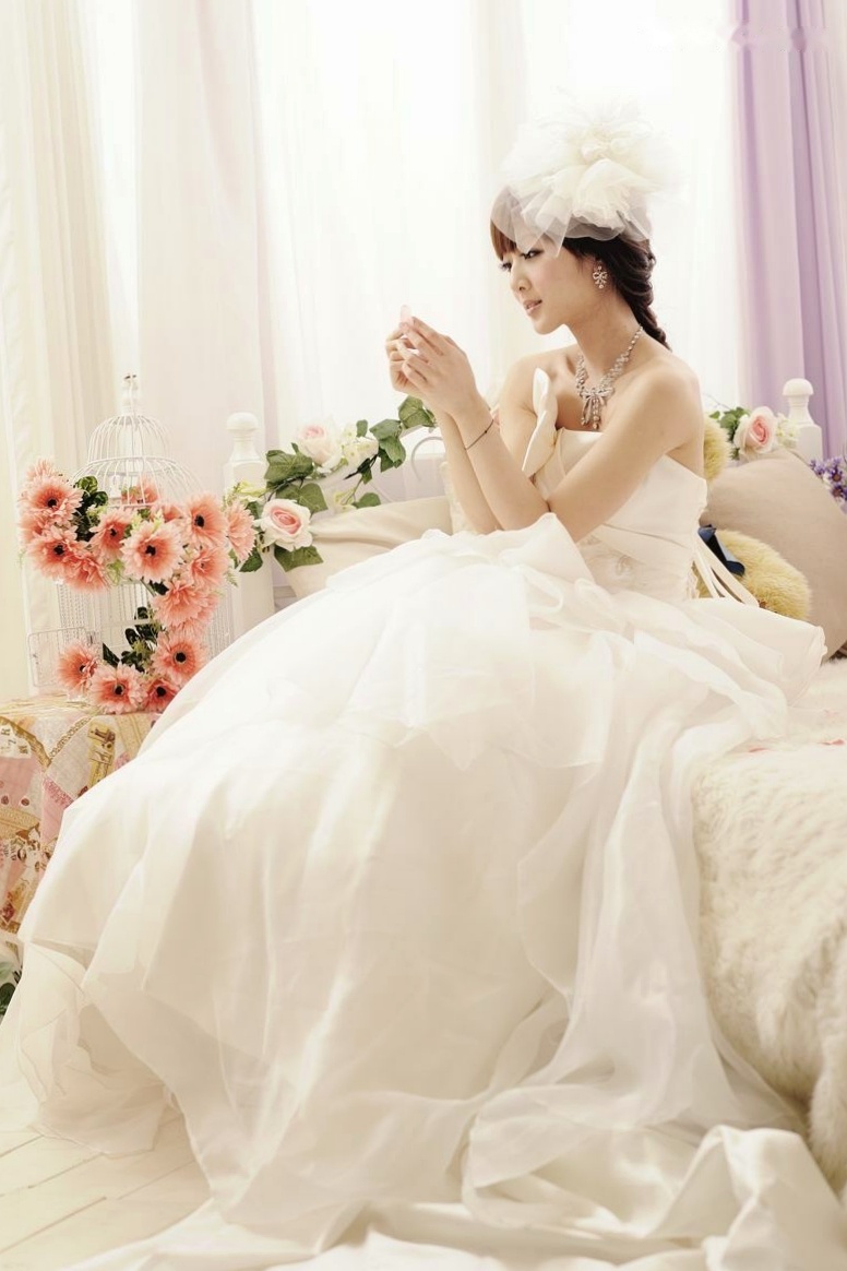 台湾正妹张凯洁高清写真:唯美婚纱与华丽礼服棚拍,尽显清新脱俗优雅气质