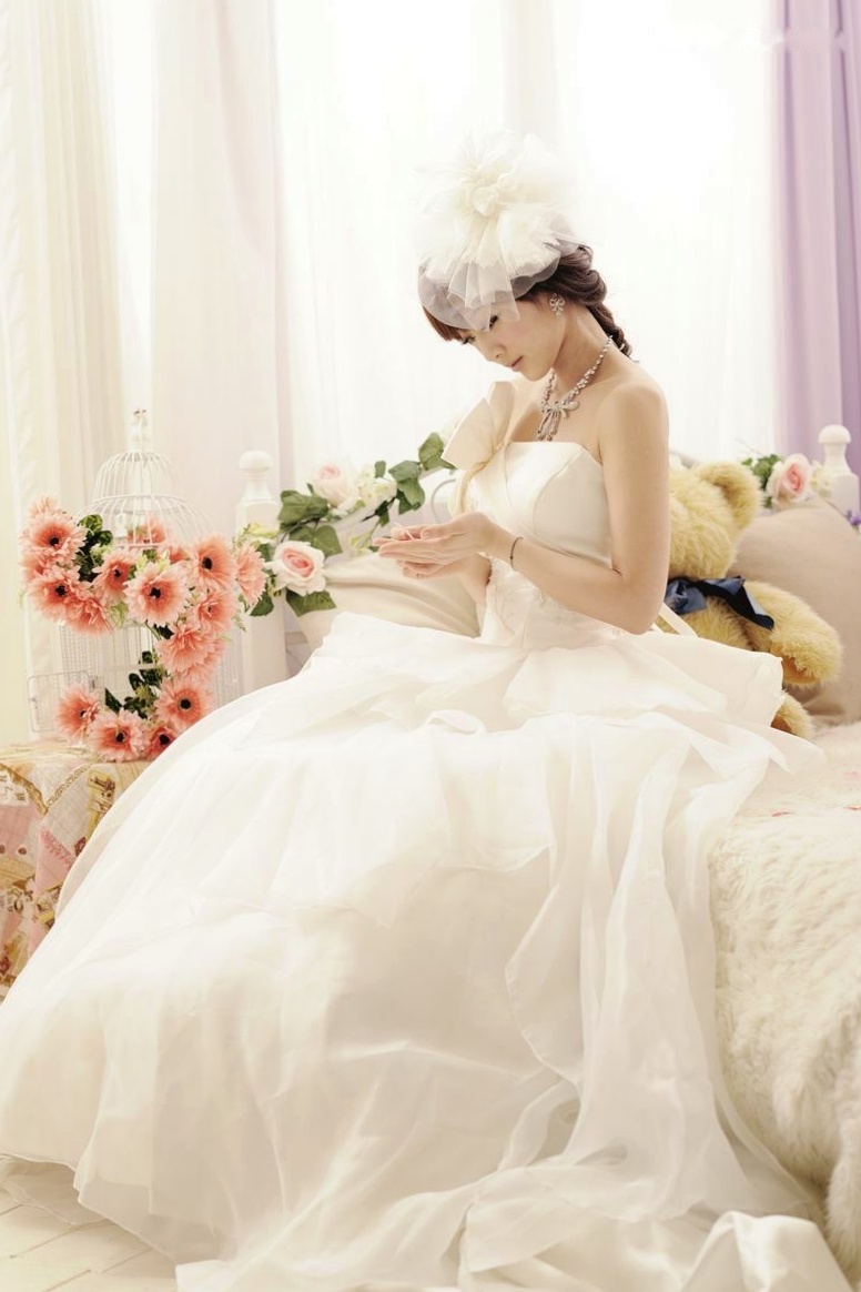 台湾正妹张凯洁高清写真:唯美婚纱与华丽礼服棚拍,尽显清新脱俗优雅气质
