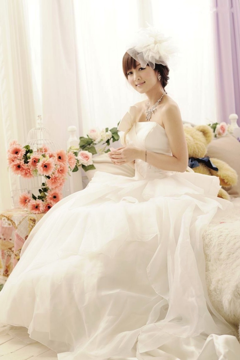 台湾正妹张凯洁高清写真:唯美婚纱与华丽礼服棚拍,尽显清新脱俗优雅气质