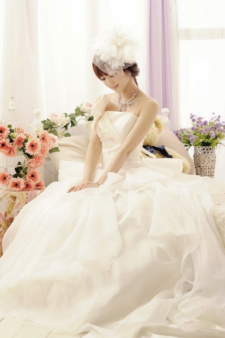 台湾正妹张凯洁高清写真:唯美婚纱与华丽礼服棚拍,尽显清新脱俗优雅气质