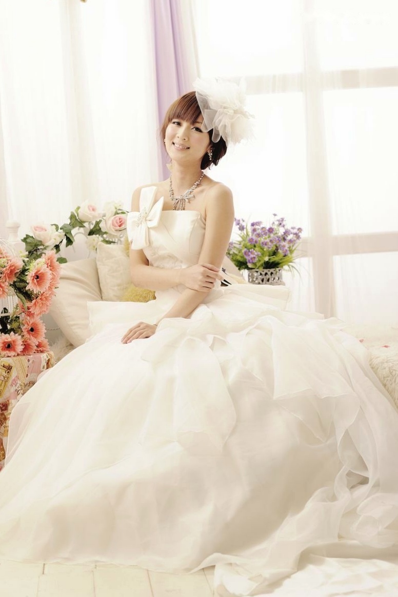 台湾正妹张凯洁高清写真:唯美婚纱与华丽礼服棚拍,尽显清新脱俗优雅气质