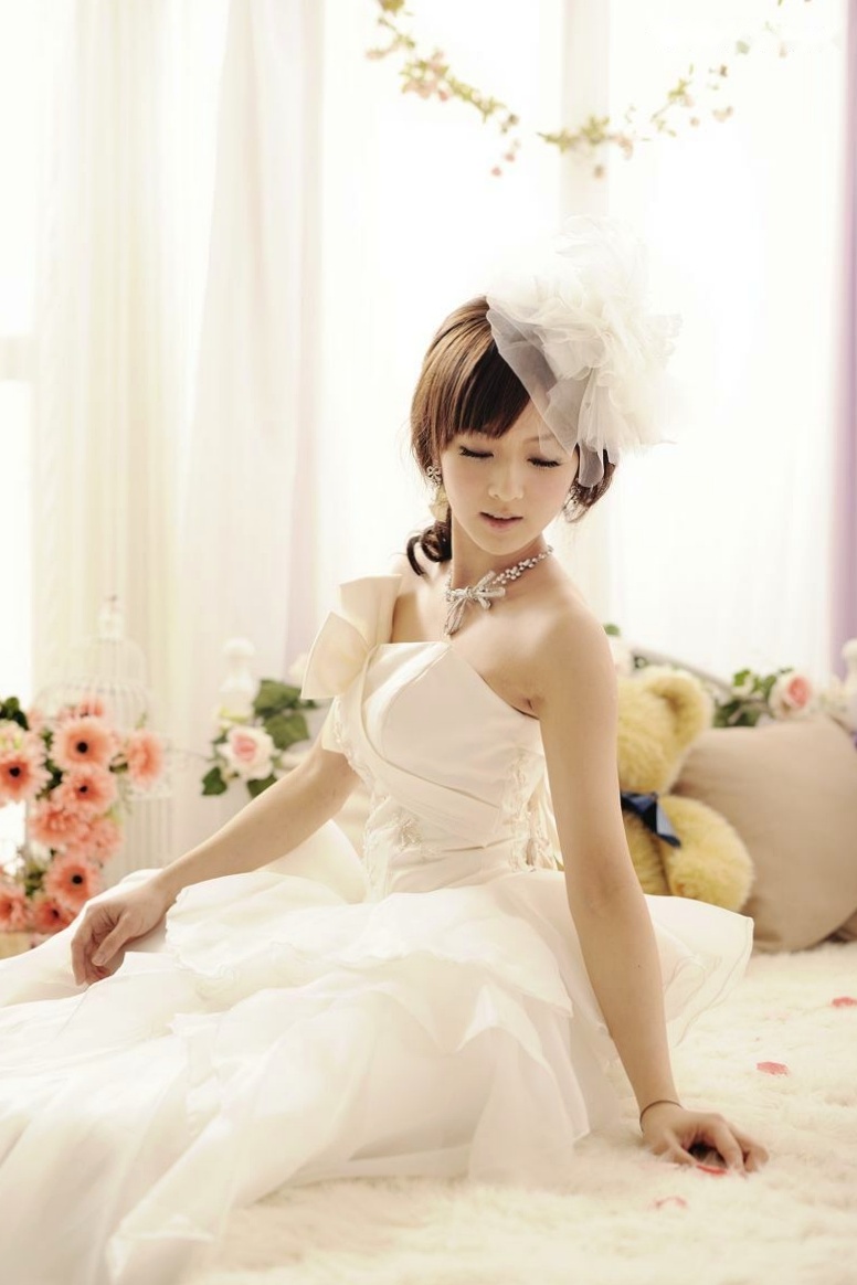 台湾正妹张凯洁高清写真:唯美婚纱与华丽礼服棚拍,尽显清新脱俗优雅气质