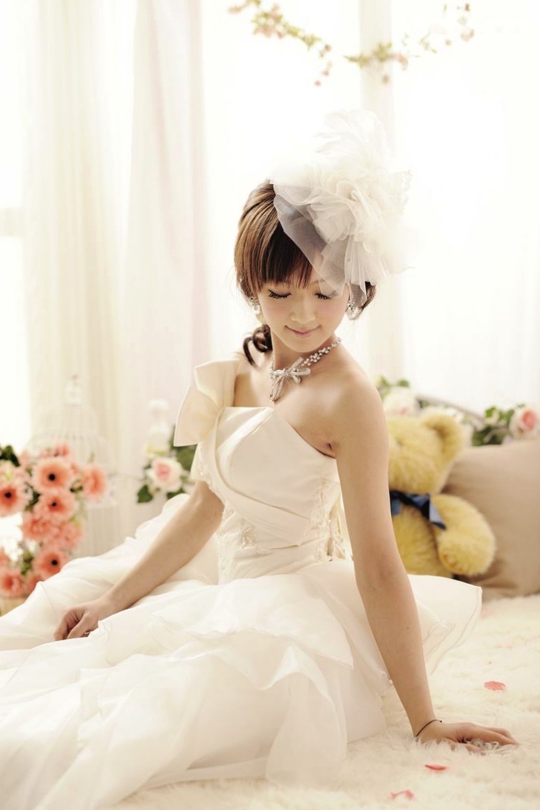 台湾正妹张凯洁高清写真:唯美婚纱与华丽礼服棚拍,尽显清新脱俗优雅气质