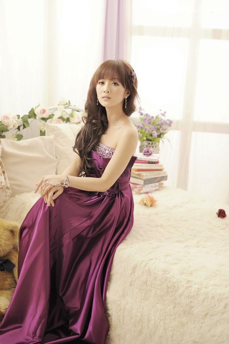 台湾正妹张凯洁高清写真:唯美婚纱与华丽礼服棚拍,尽显清新脱俗优雅气质