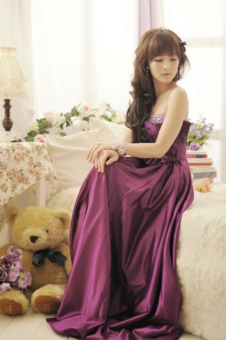 台湾正妹张凯洁高清写真:唯美婚纱与华丽礼服棚拍,尽显清新脱俗优雅气质