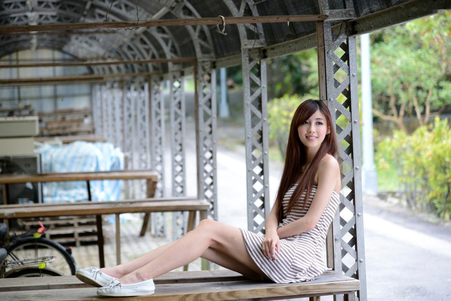 Gallery - 台湾正妹廖挺伶Kila晶晶户外写真,条纹抹胸短裙尽显修长美腿,清新甜美气质邻家少女台湾美腿清新治愈系户外 女神私房照_秀色女神
