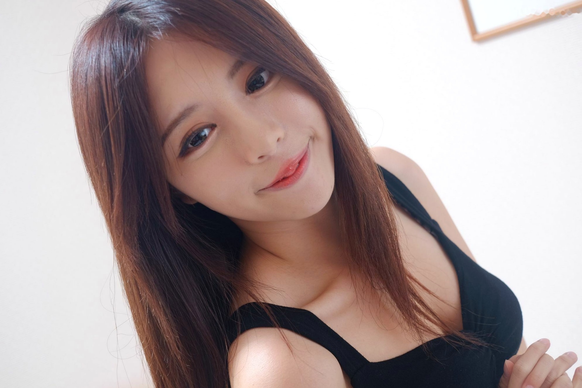 Gallery - 台湾正妹网红嫩模张齐郡JULIE《甜美吊带女神》居家私房写真集,俏皮可爱互动与纯欲风展现,带你感受多面女神的甜美诱惑台湾私房照清纯气质女神 女神私房照_秀色女神