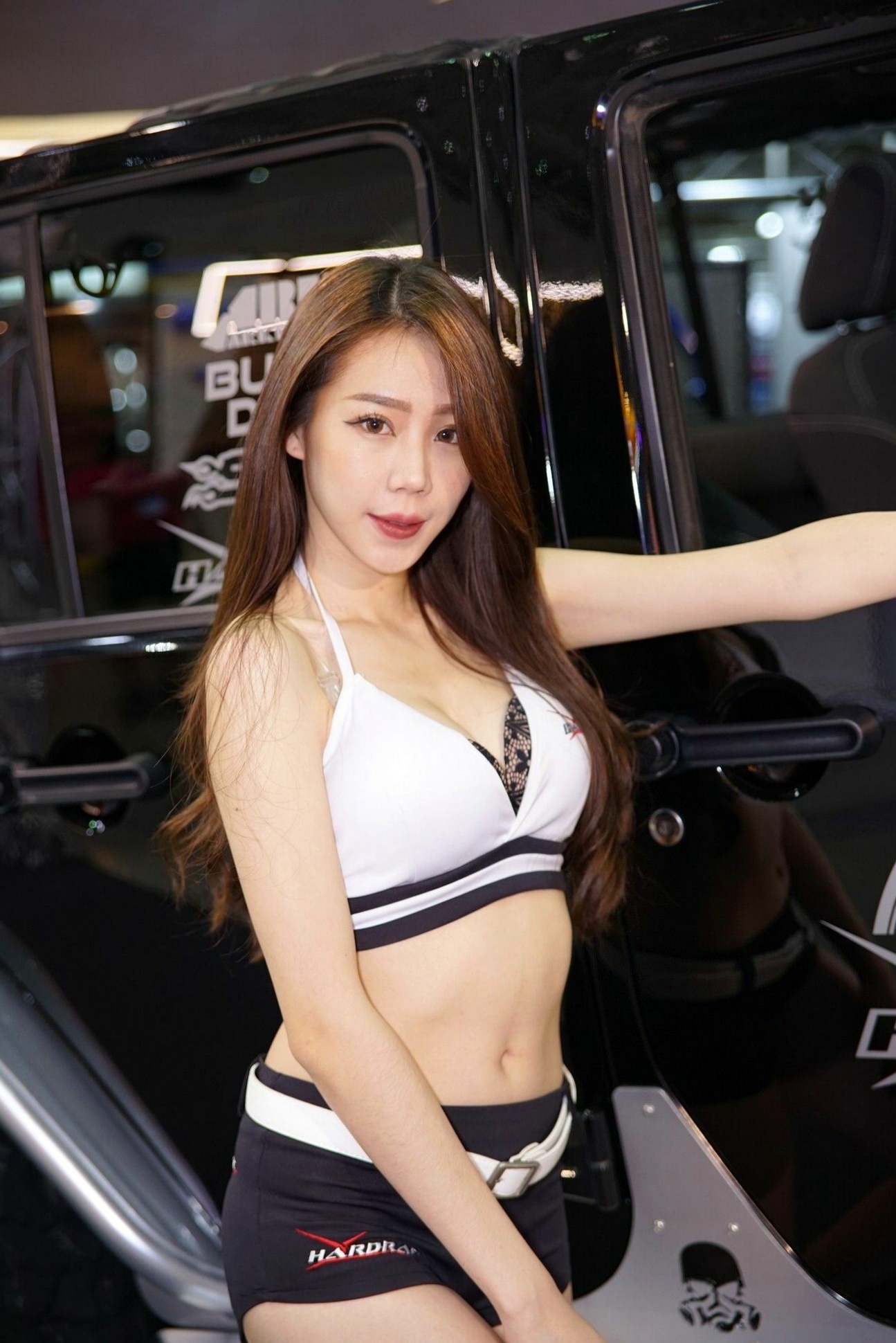 2018台北国际机车展车模摄影合集:台湾气质正妹展台互动,多款性感造型展现火辣身材与迷人魅力