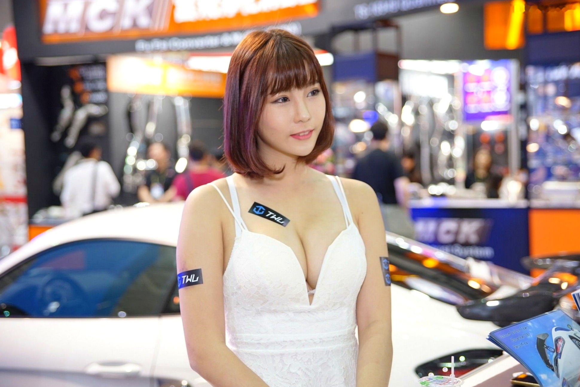 2018台北国际机车展车模摄影合集:台湾气质正妹展台互动,多款性感造型展现火辣身材与迷人魅力