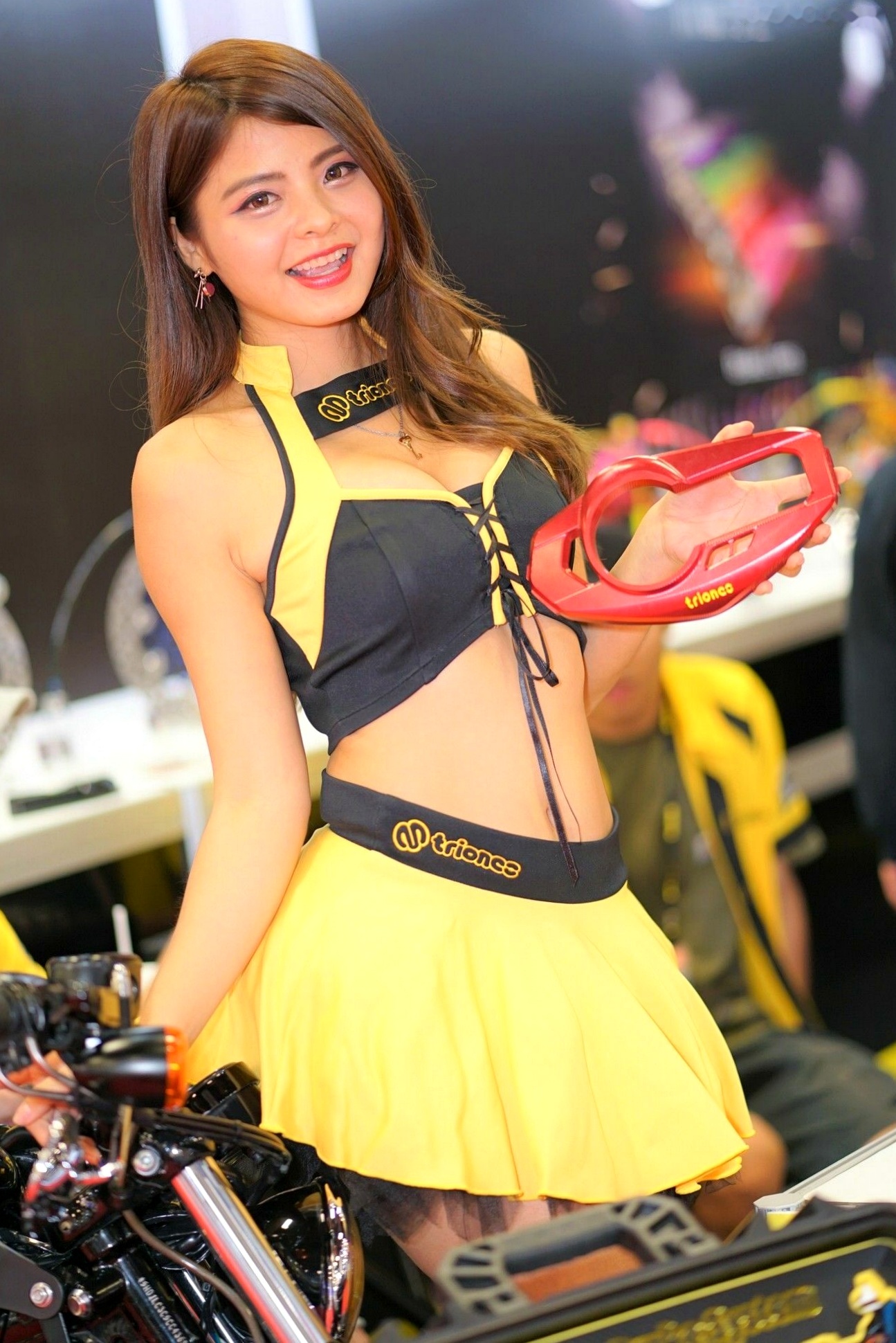 2018台北国际机车展车模摄影合集:台湾气质正妹展台互动,多款性感造型展现火辣身材与迷人魅力