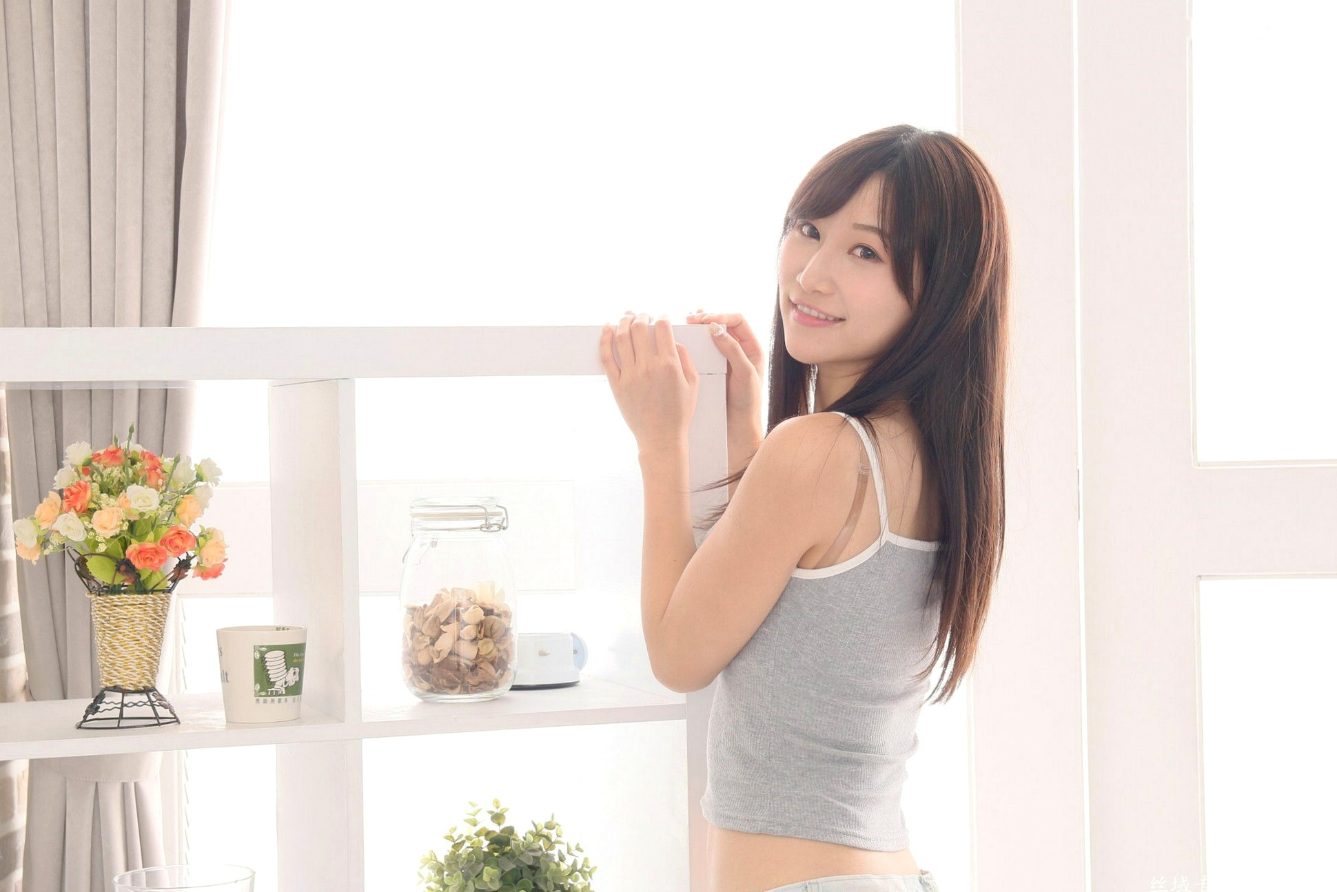 台湾正妹小筑儿《55棚拍》清新居家风写真集,热裤小背心展现灵动少女感,治愈系甜美气质满分
