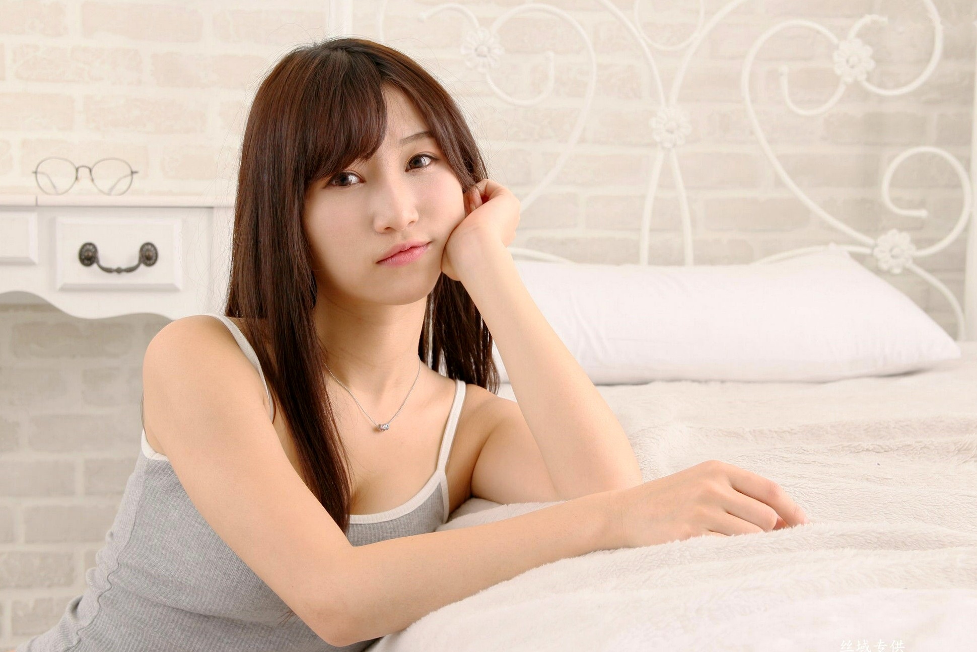 台湾正妹小筑儿《55棚拍》清新居家风写真集,热裤小背心展现灵动少女感,治愈系甜美气质满分