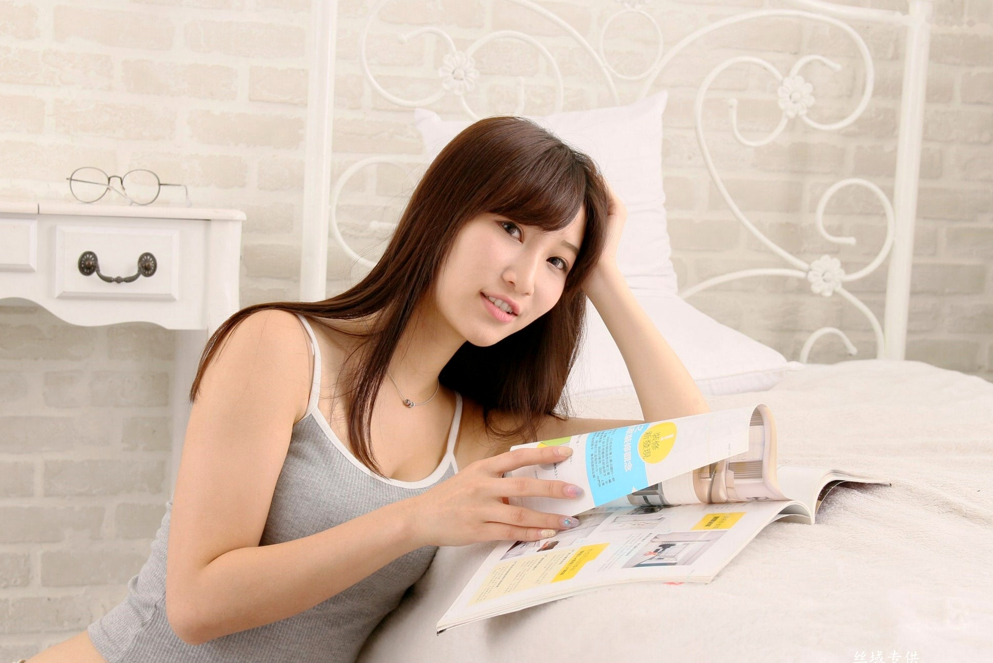 台湾正妹小筑儿《55棚拍》清新居家风写真集,热裤小背心展现灵动少女感,治愈系甜美气质满分