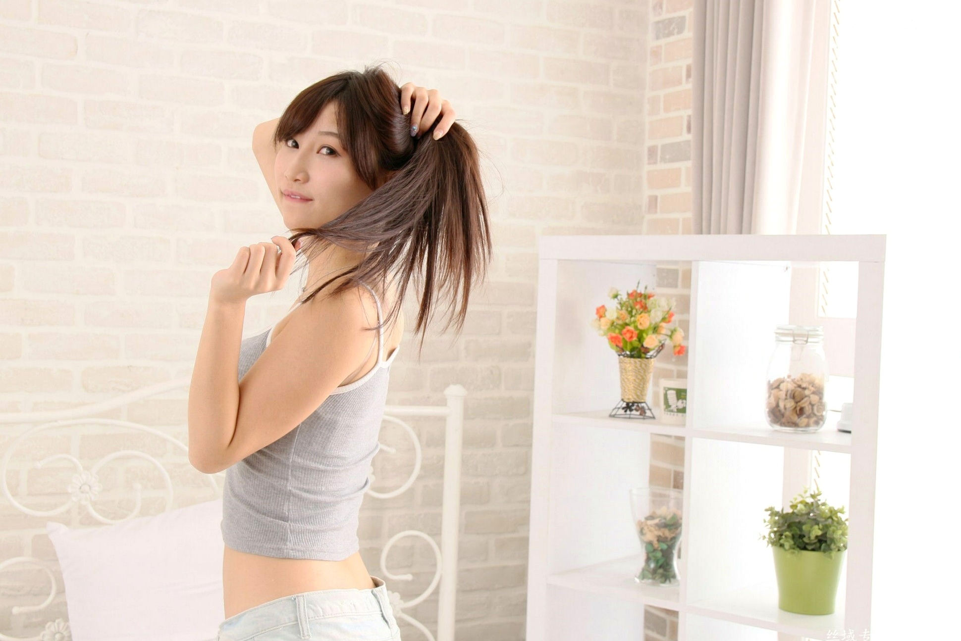 台湾正妹小筑儿《55棚拍》清新居家风写真集,热裤小背心展现灵动少女感,治愈系甜美气质满分